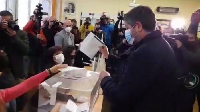 Христо Иванов гласува с хартиена бюлетна, а не с машина